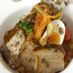NEW！【ディナー限定】特製ポークコンフィのスパイシーカレー【玄米リゾピラフ】